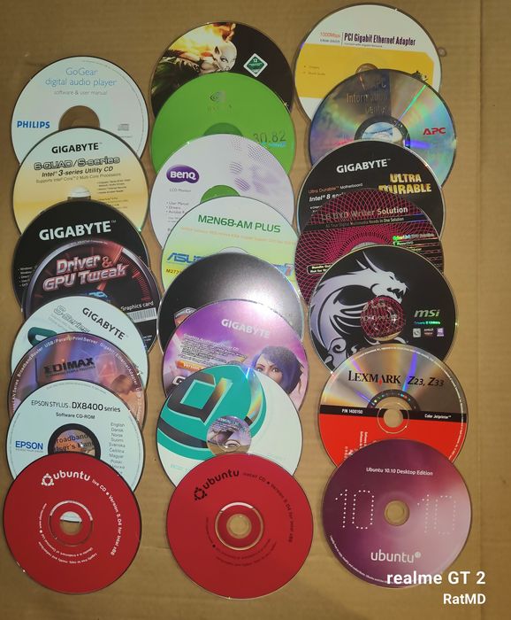 Płyty CD/dvd ze sterownikami , plus 2 wersje Ubuntu