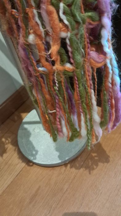 Cachecol multicolorido de mulher em malha