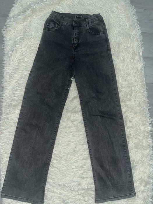 прямі чорні джинси