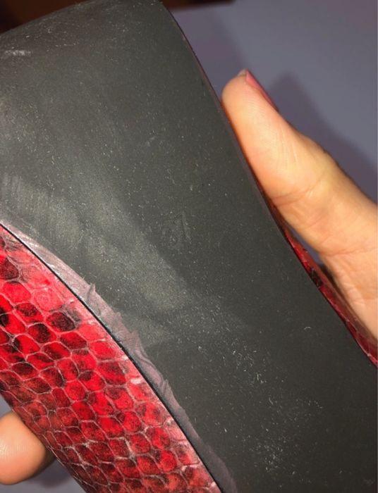 Sapatos salto alto estilo pele crocodilo