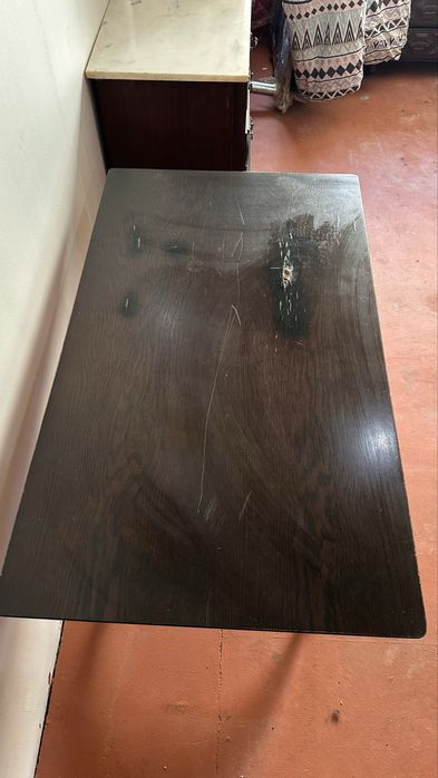 Mesa com essa pequena marca