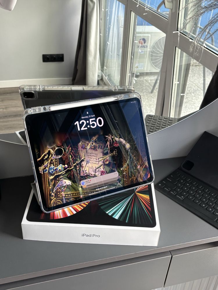 iPad Pro (12.9-inch) (5th generation) 256 GB+Keyboard SMART and stylus