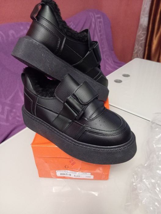 Нові зимові кросівки