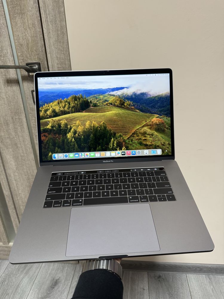 Macbook pro 15 2018 core i7 16/512gb amd pro 560x 4gb