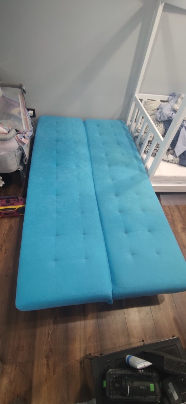 kanapa rozkładana w kolorze turkusowym, łóżko