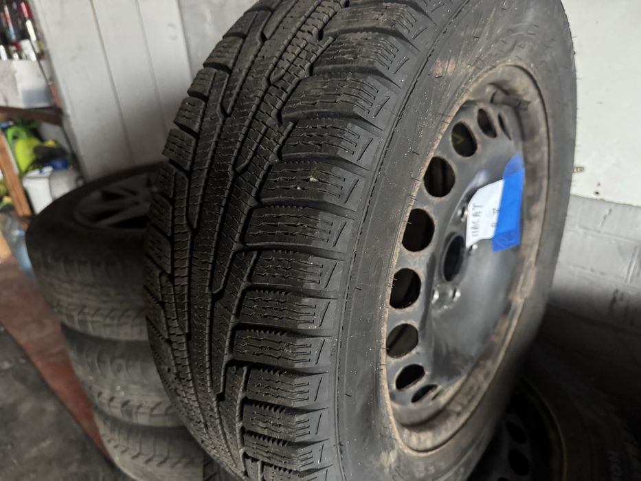 Продам зимову гуму NOKIAN 215/60/16