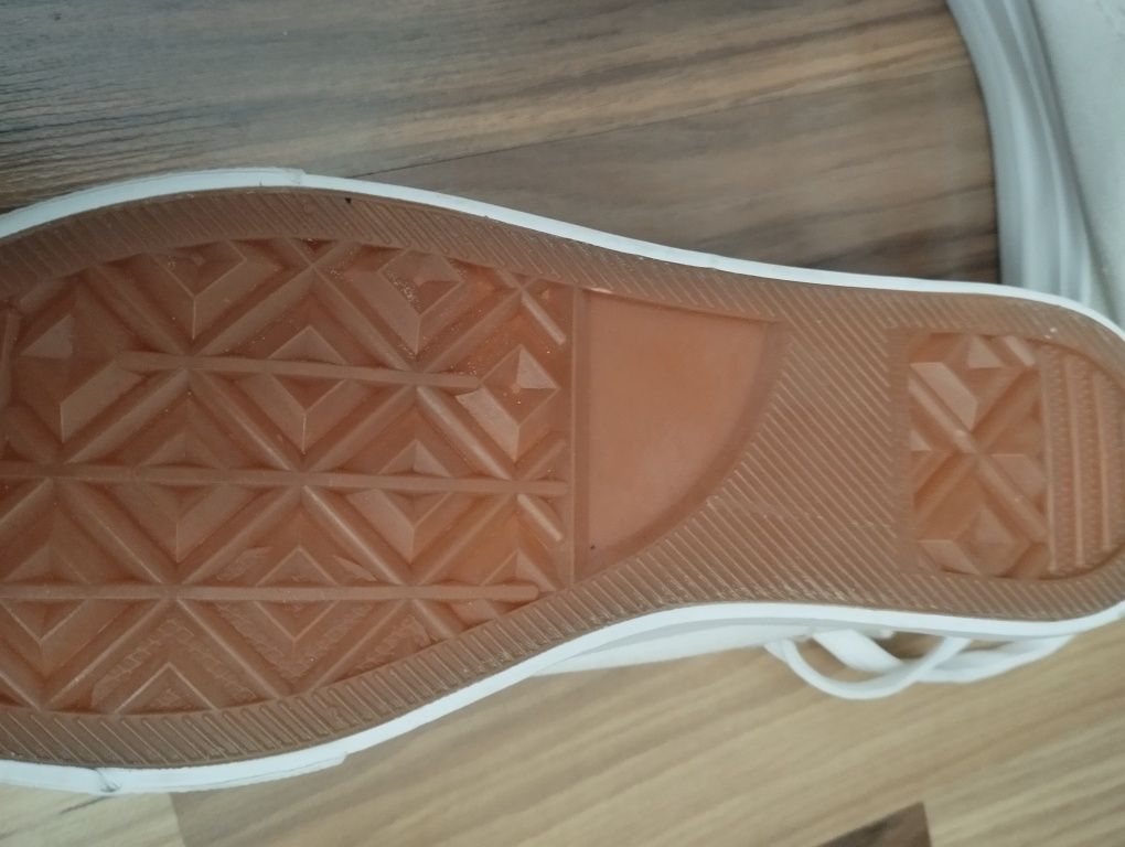 Nowe kremowe trampki 39
