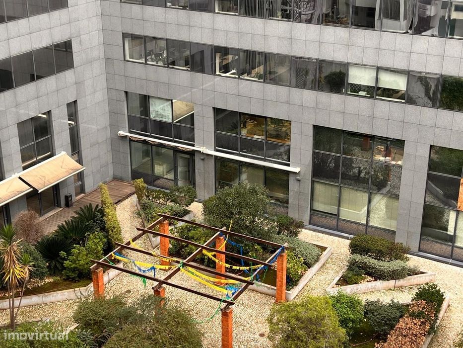 ARRENDAMENTO - Escritórios com 52m2 no Campo Pequeno