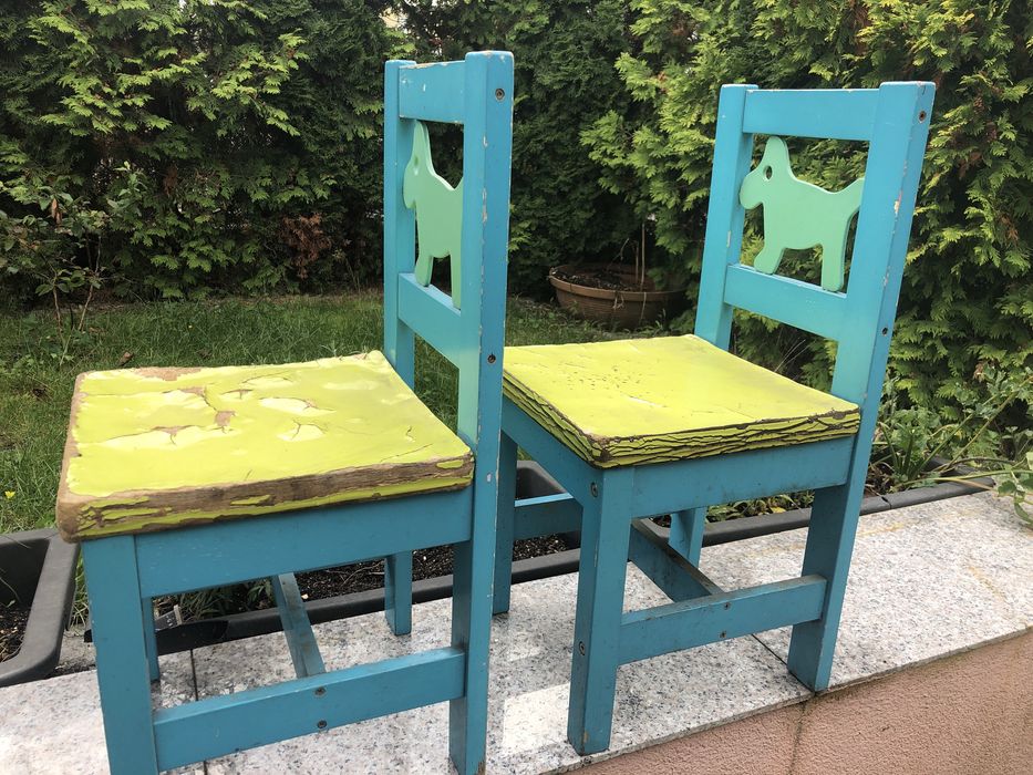 Dwa krzeselka dla dzieci
