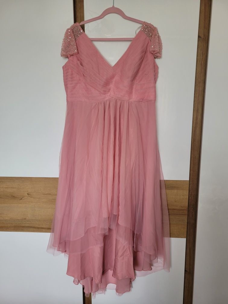 Tiulowa różowa suknia