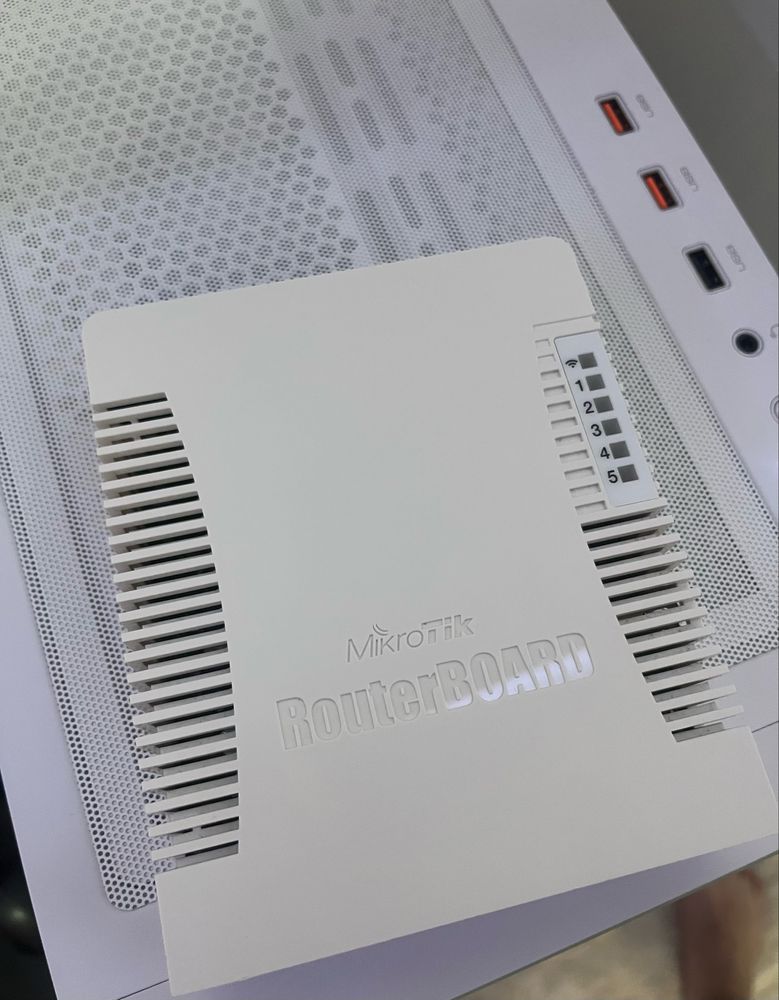 Маршрутизатор Роутер Комутатор MikroTik RouterBOARD RB951Ui-2HnD