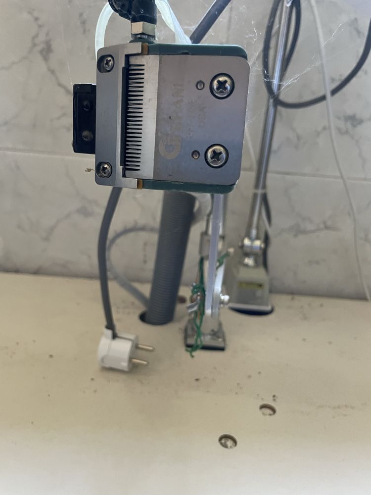 Maquina de cortar / rematar linhas