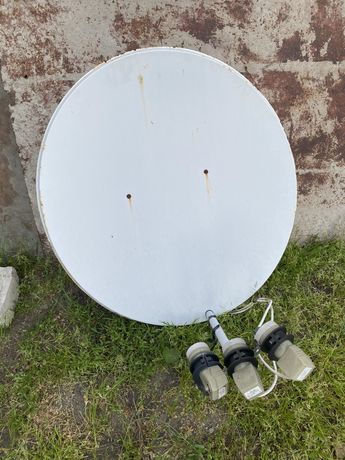 Супутникова антена з 3-ма трансіверами