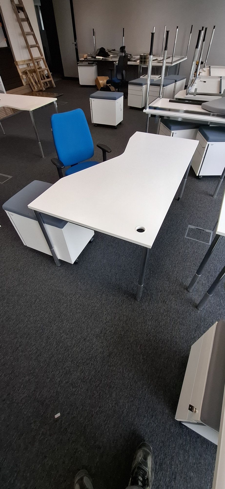 Zestaw fotel obrotowy, biurko ergonomiczne i kontenerek
