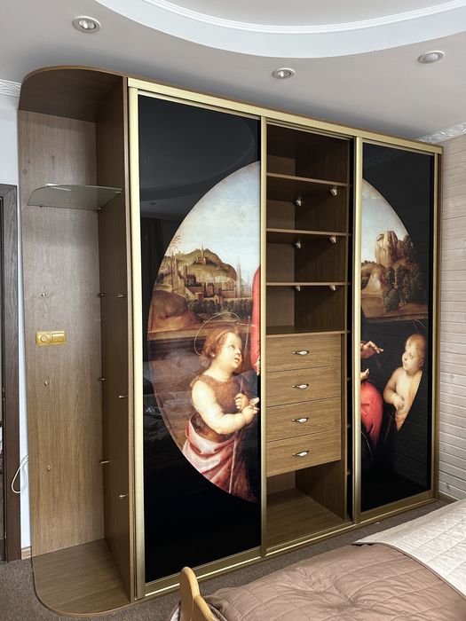 Шафа-купе,окремо стояча,дизайнерська