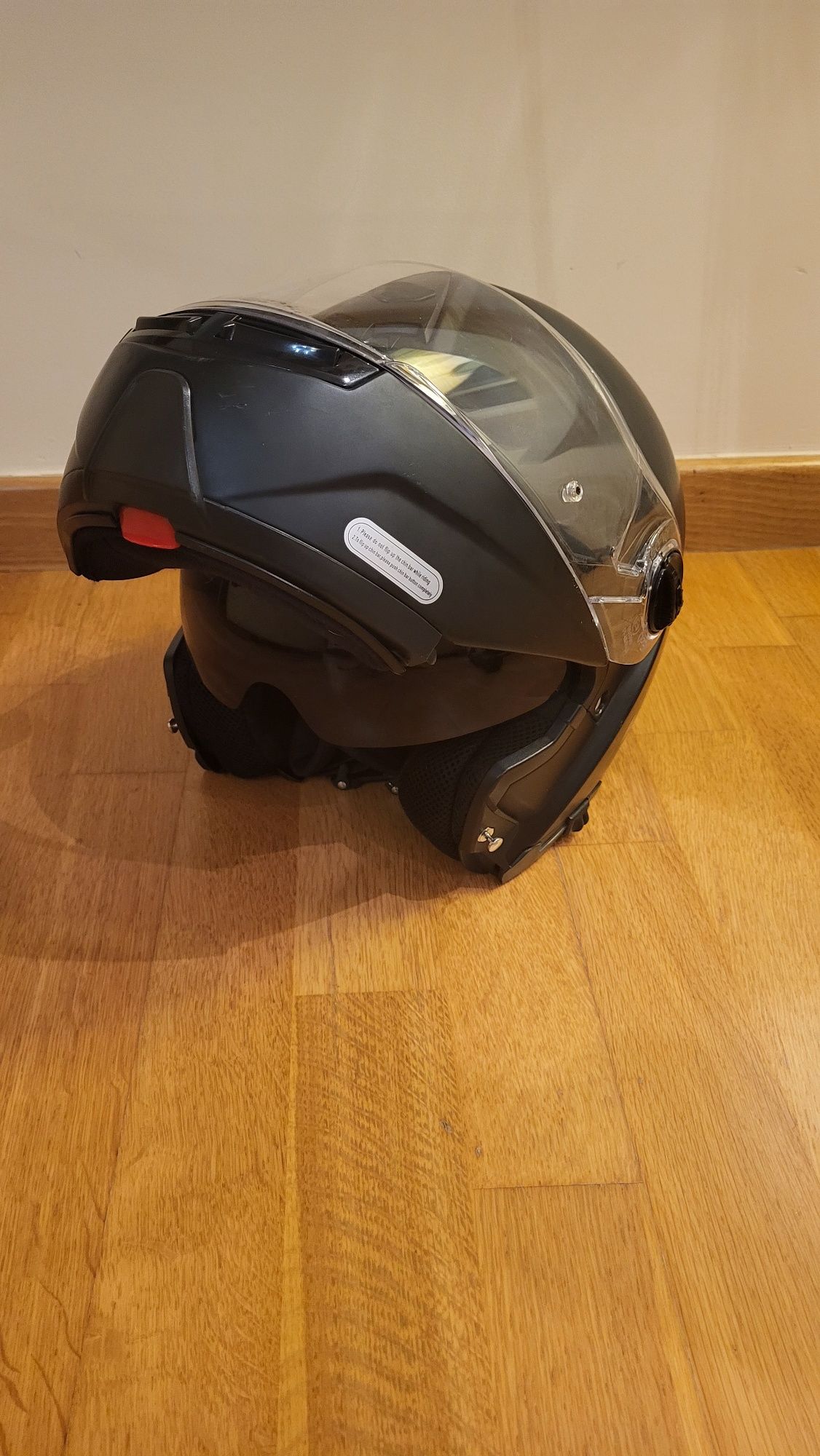 Dois Capacetes LS2 Strobe (L) e LS2 Airflow (M)