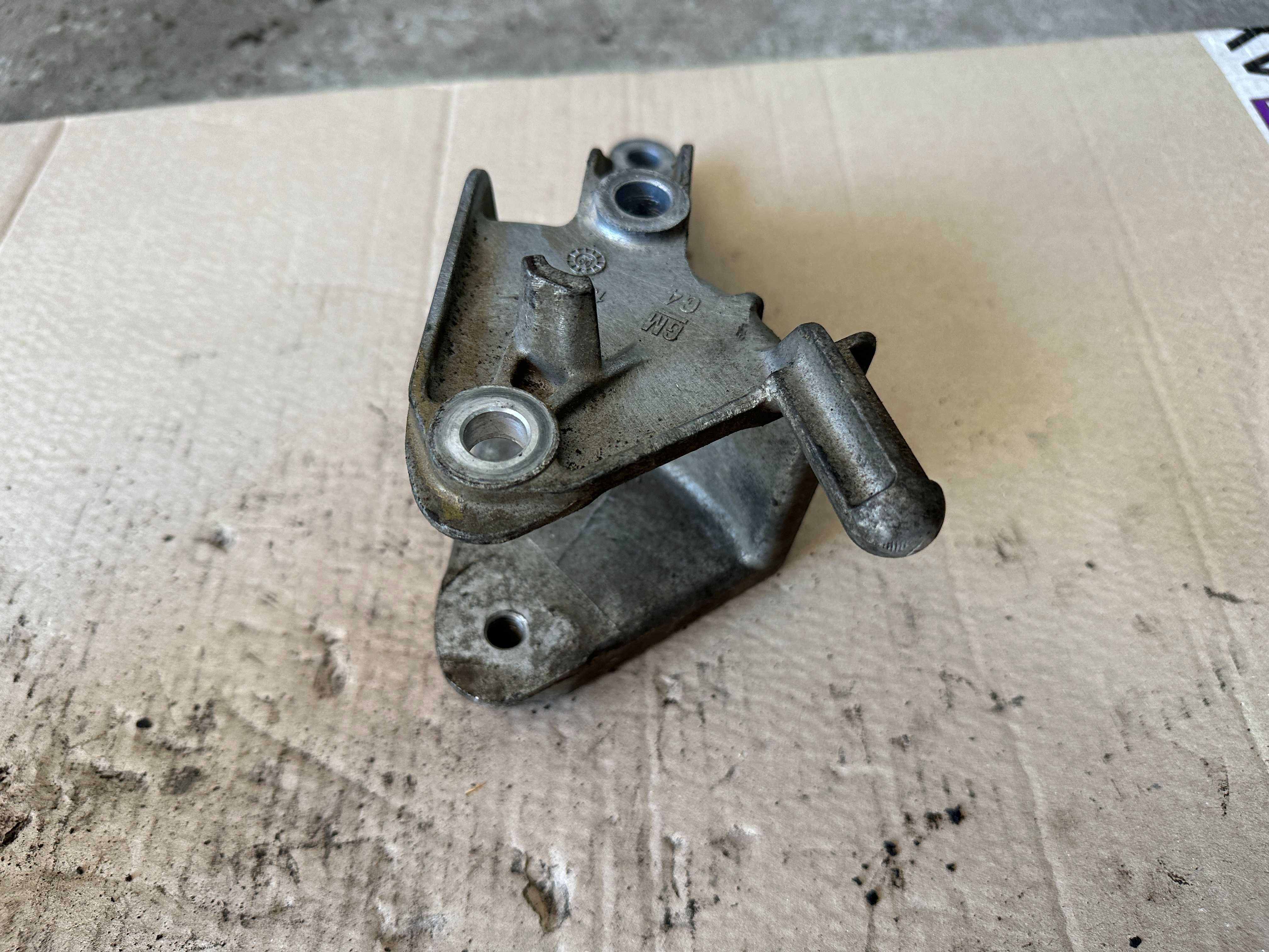 Кронштейн кпп  opel astra  j опель астра j 13248661
