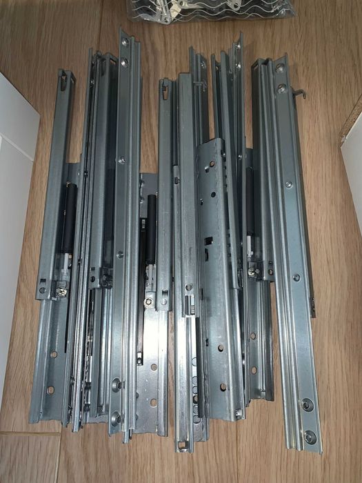 cztery Szuflady IKEA Besta z frontami Hanviken i uchwytami Bagganas