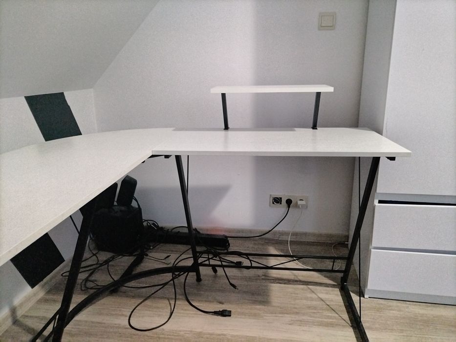 Biurko rogówke białe