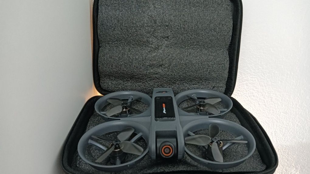 Drone e controle com ecra