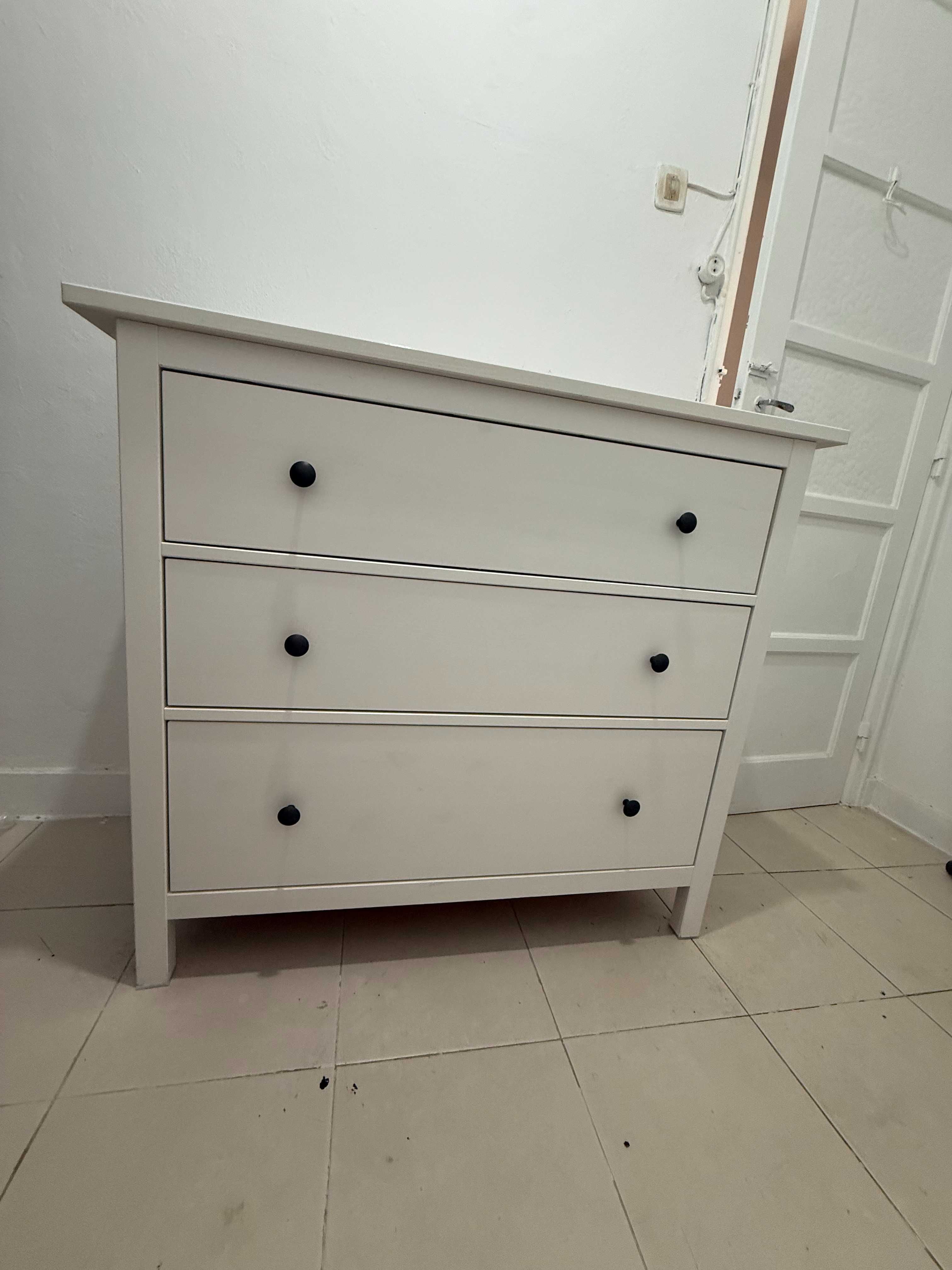 Cómoda IKEA modelo HEMNES com 3 gavetas espaçosas