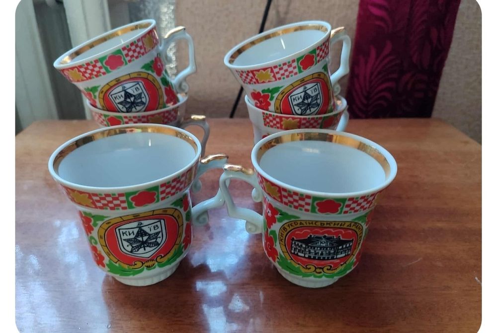 Чайні, кавові, молочні, супні сервізи.