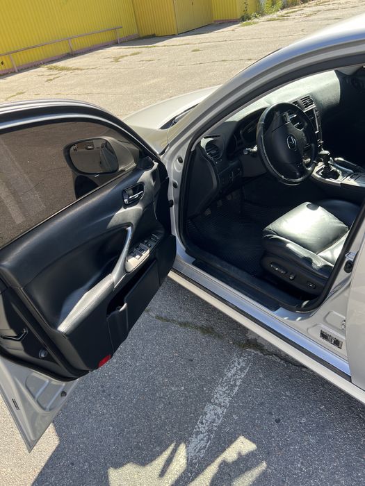Lexus is 220d 2008года