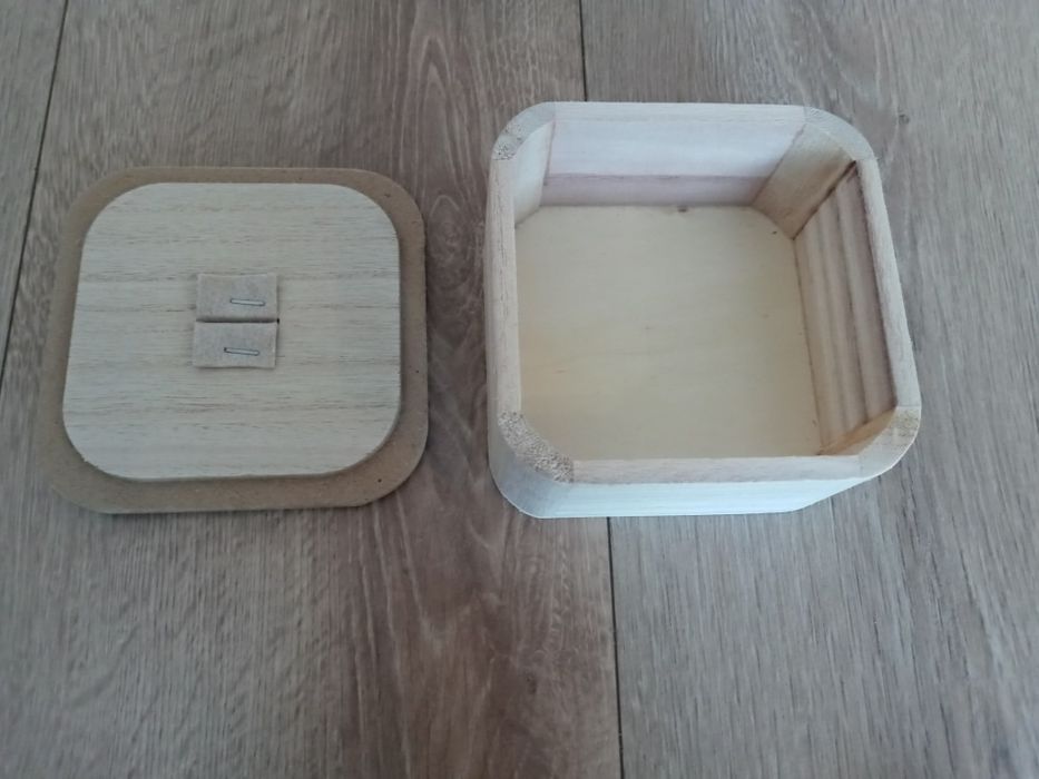 Nowe drewniane pudełko organizer na biżuterię