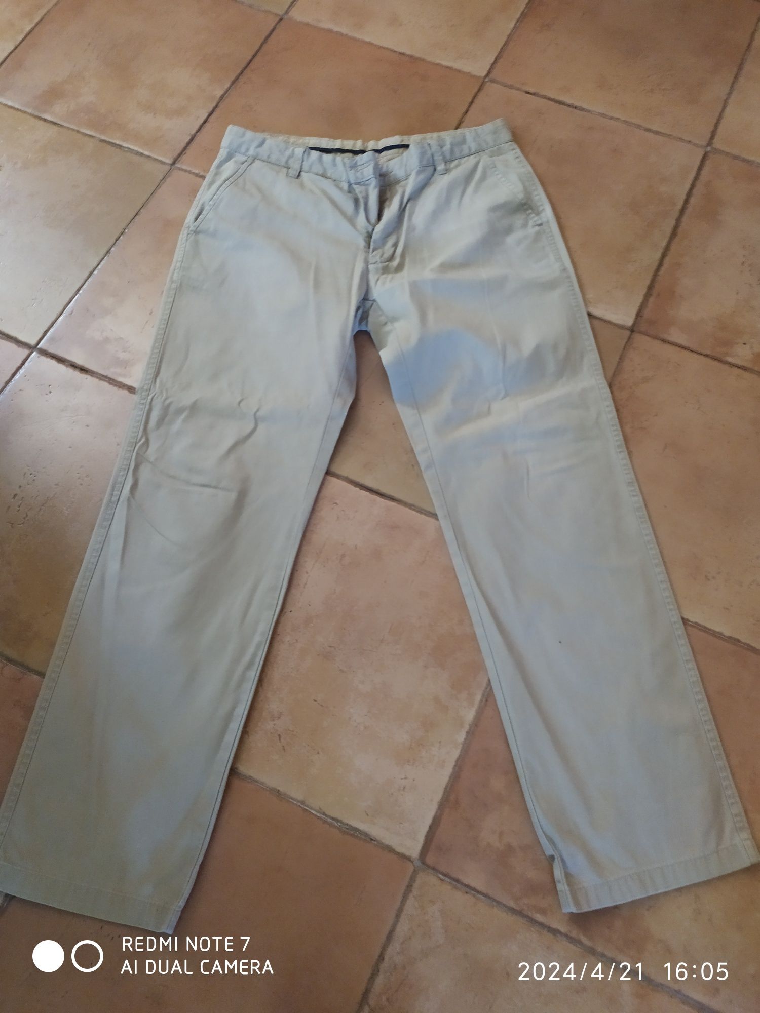 Calça jeans ou sarja em excelente estado.