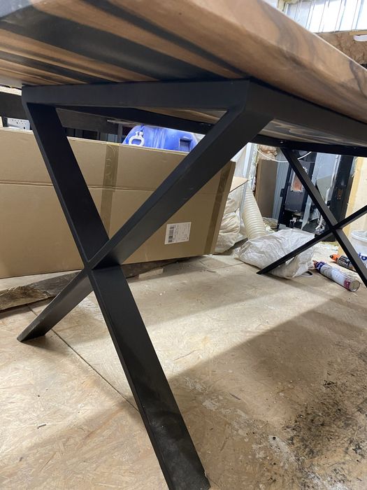 Stol z orzecha z czarna zywica