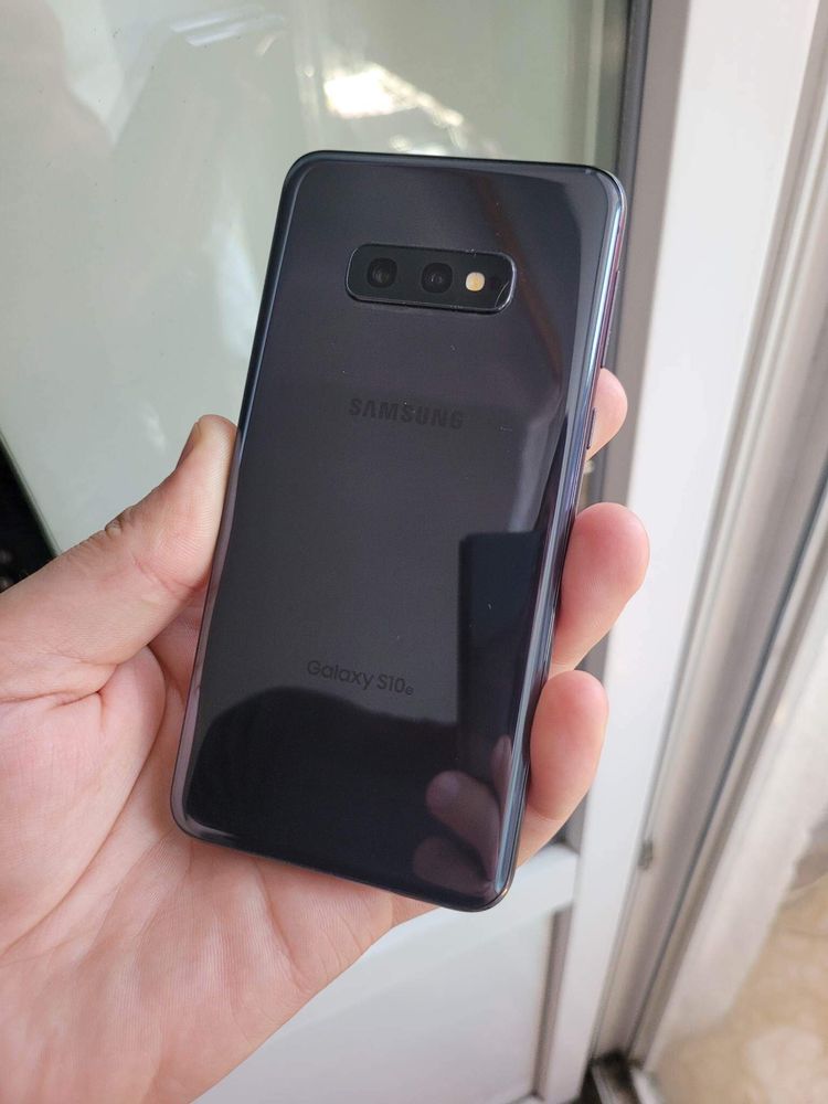 Samsung Galaxy S10e.