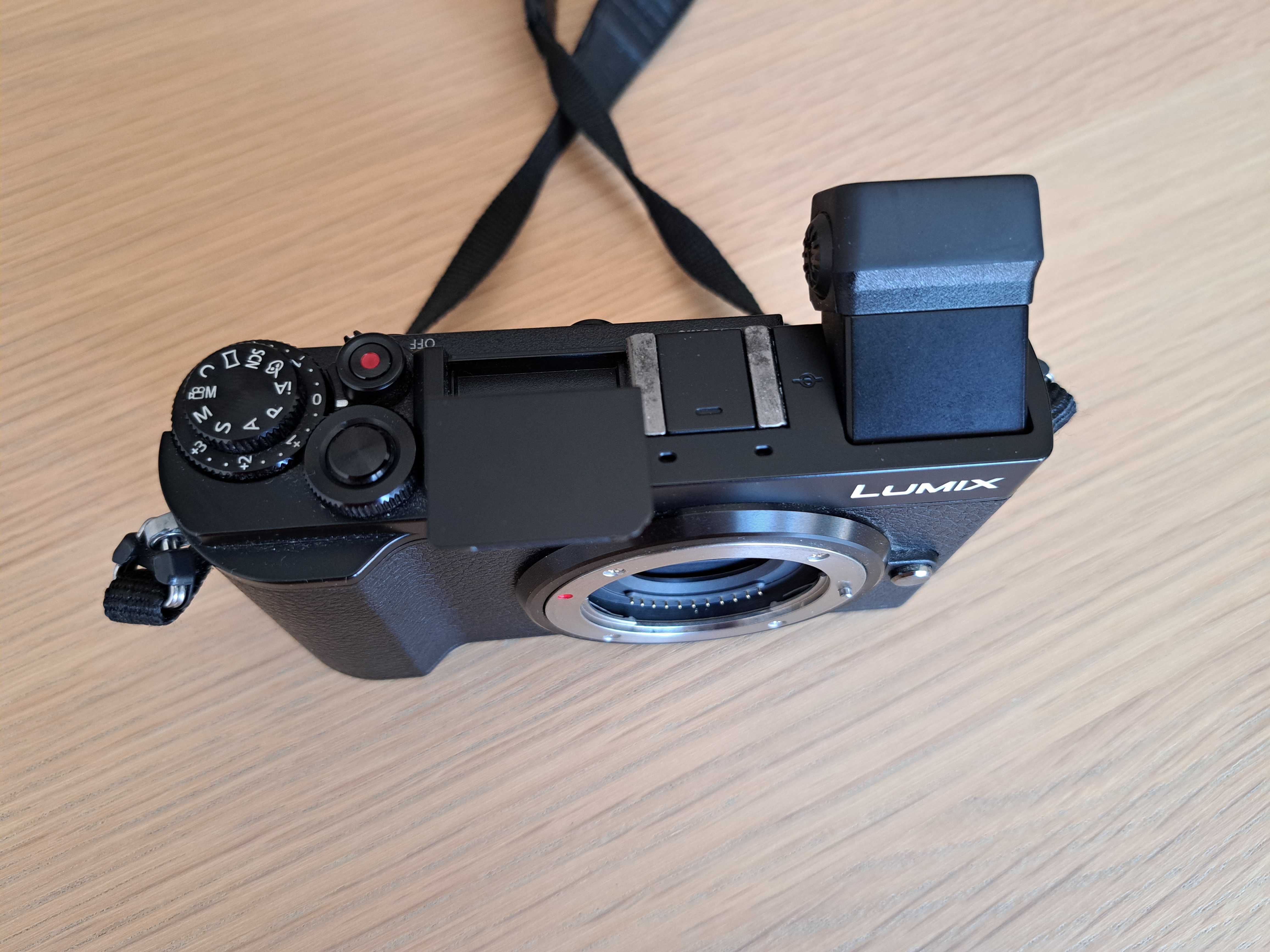 Panasonic Lumix DC-GX9 na caixa com carregador e duas baterias extra