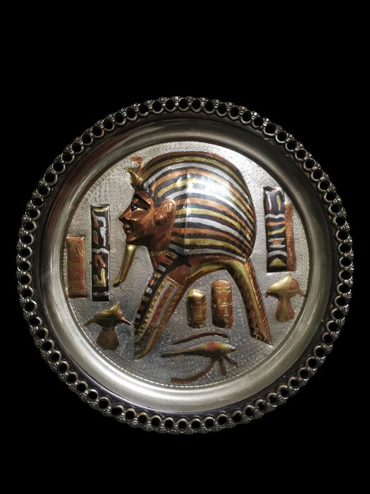 Prato egípcio em metal