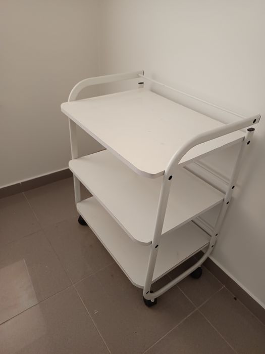 Móvel de apoio prateleiras