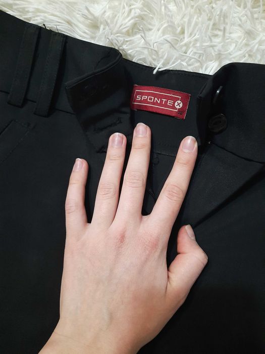 дві жіночі чорні спідниці