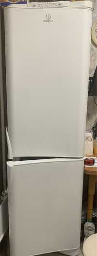 Холодильник Indesit під ремонт