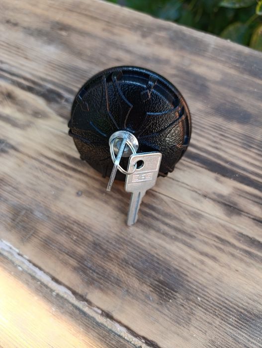 Кришка бензобака ВАЗ 2108-15 з ключем. Металева.