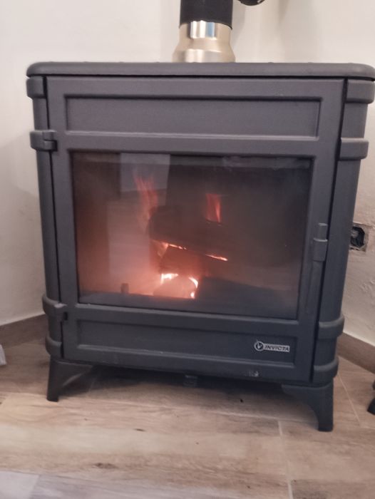 Invicta Siam 12kw salamandra a lenha/log burner €350
Good co