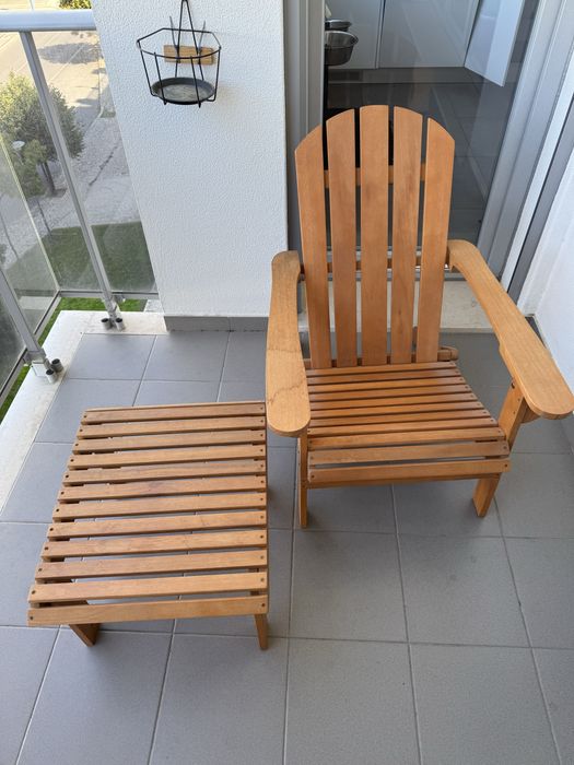 Cadeira espreguiçadeira para exterior com mesa de apoio/repousa pes