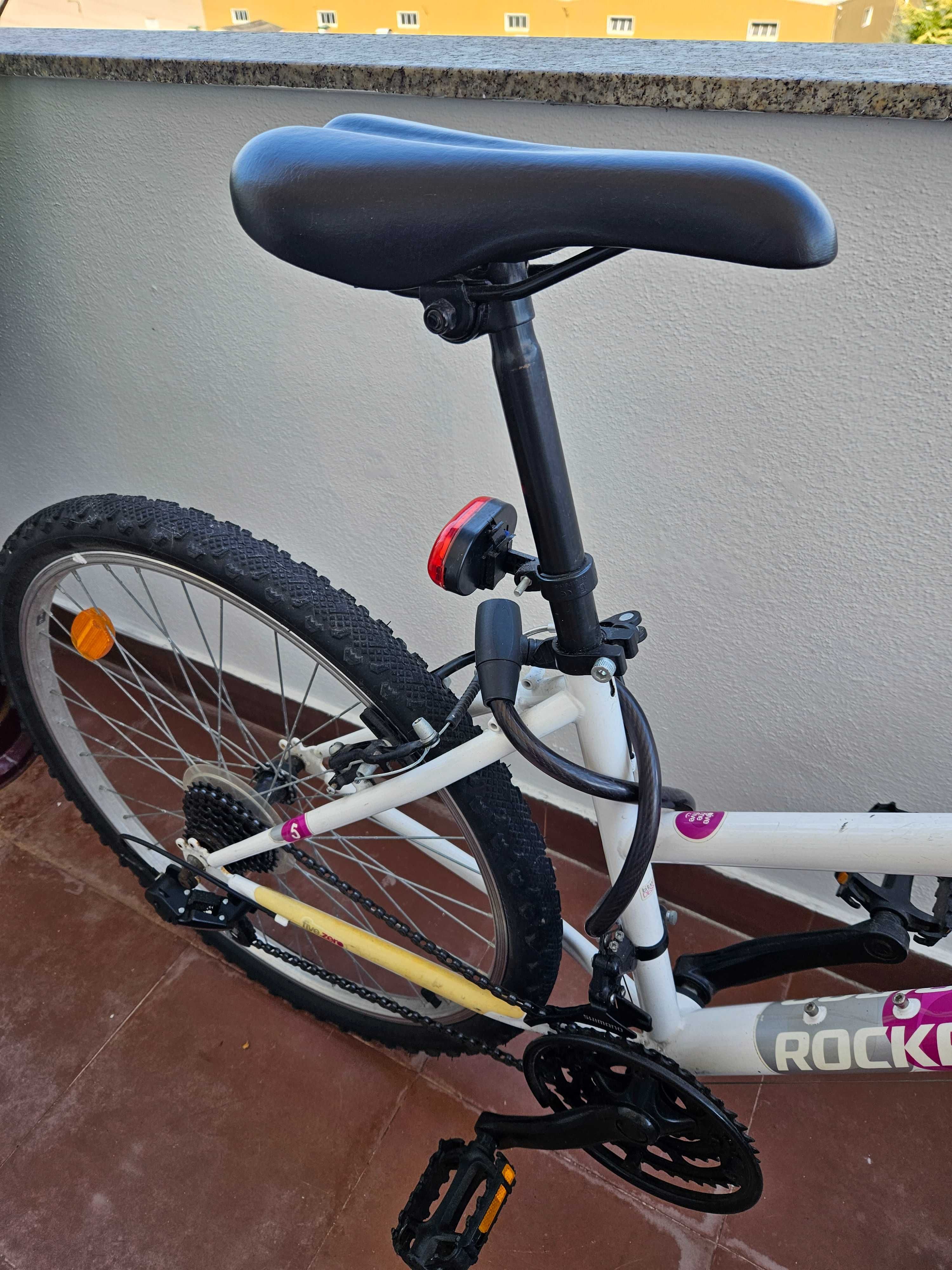 Bicicleta com lanterna e capacete