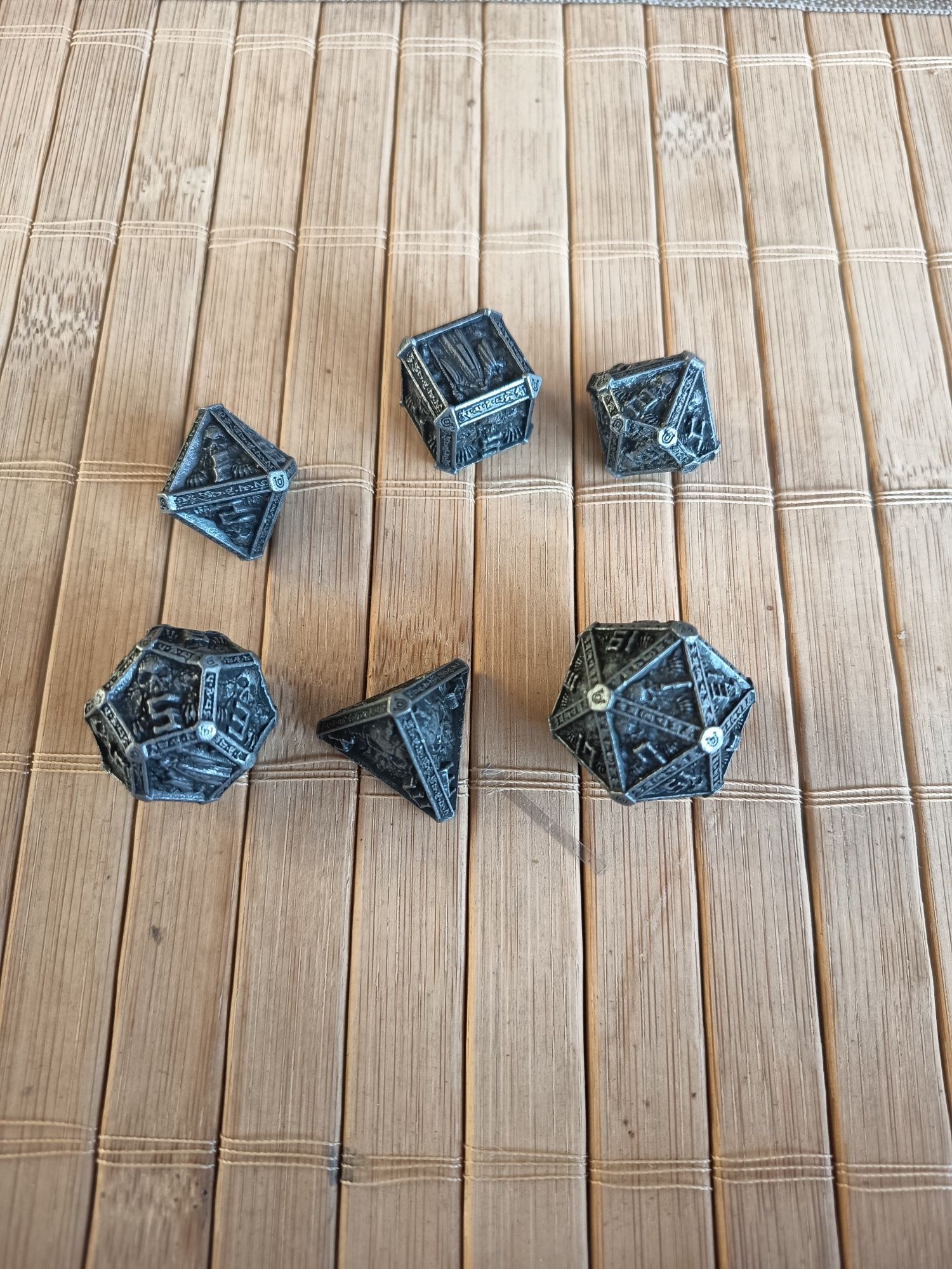 Metalowy zestaw kości RPG fantasy – mroczny motyw
