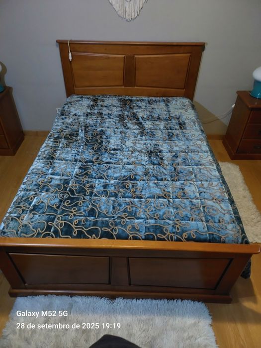 Cama em madeira sólida de carvalho