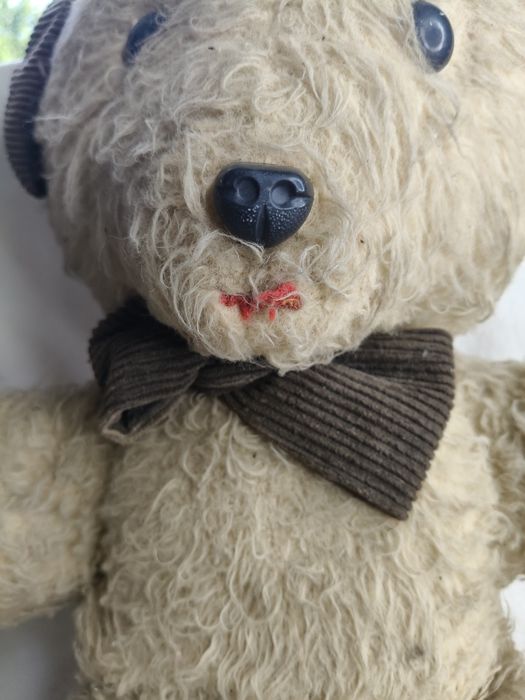 Stary pluszowy miś z okresu PRL