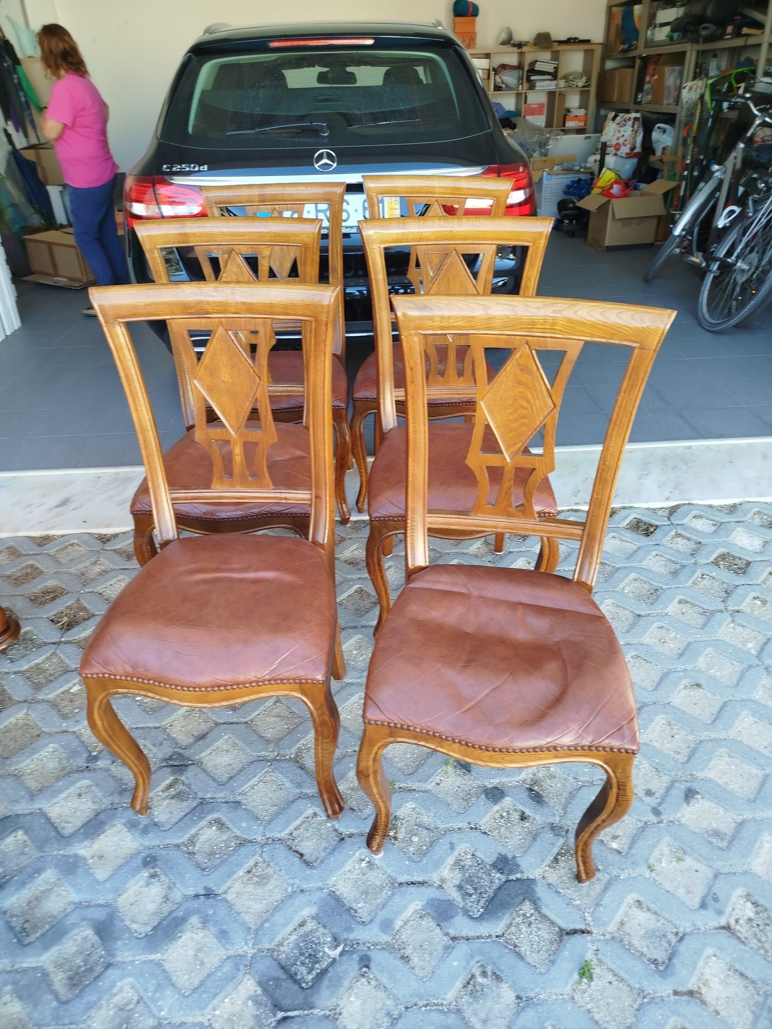 Vendo conjunto de cadeiras e mesa de sala.
