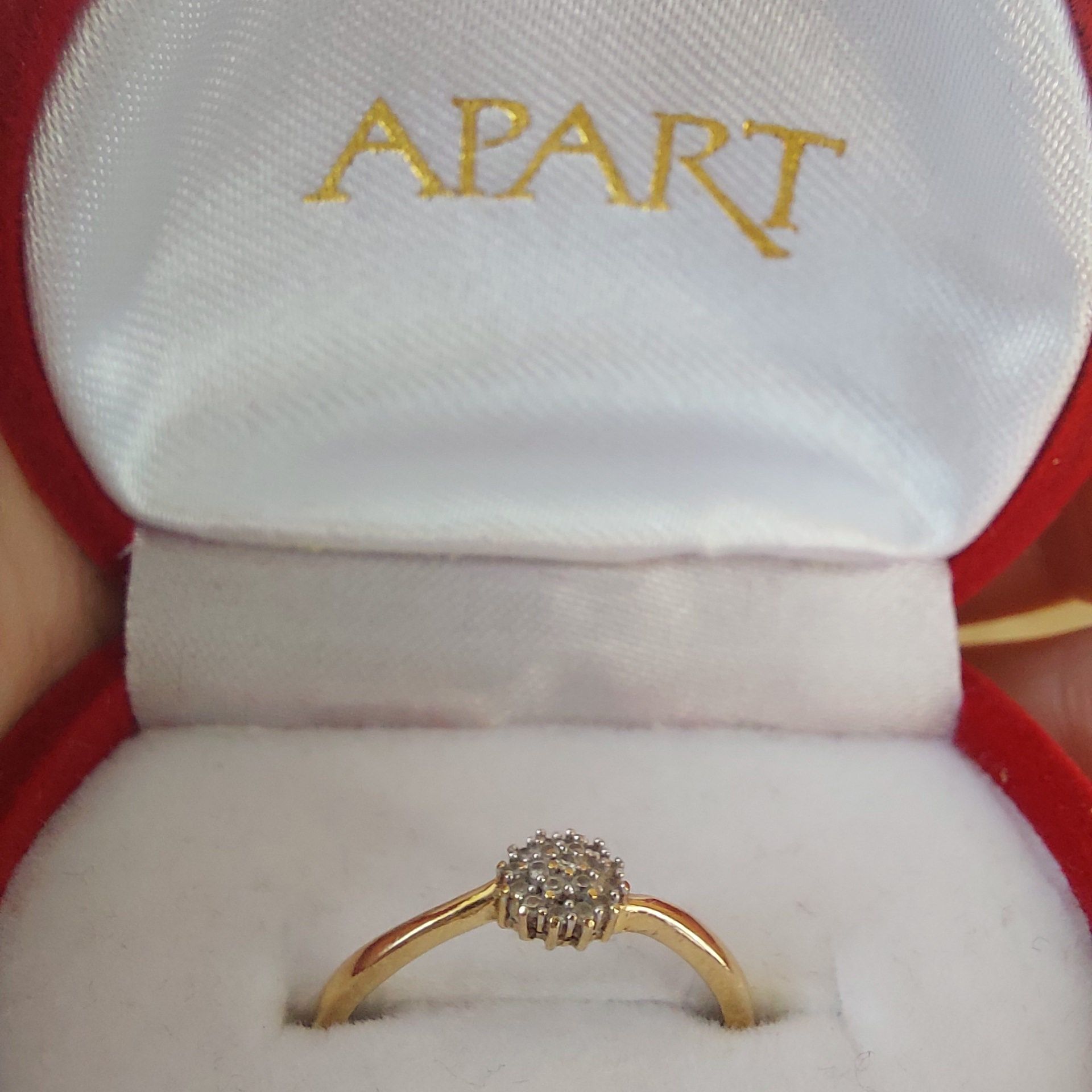 Złoty pierścionek Apart 375 9k z 19 diamentami certyfikat r.11 16mm