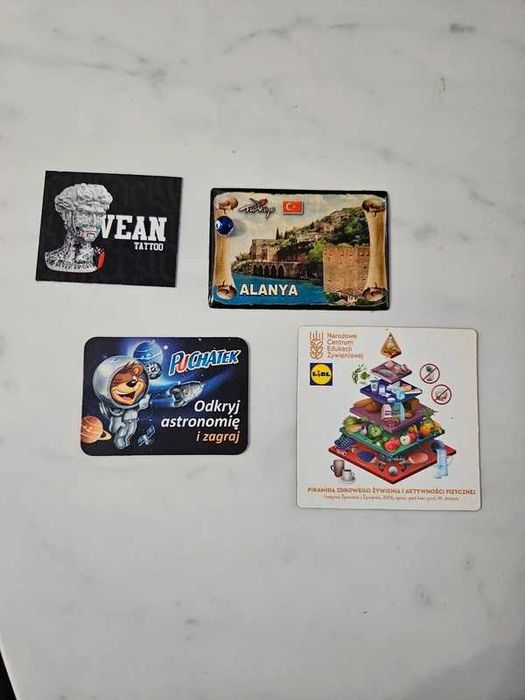 Zestaw czterech magnesów na lodówkę