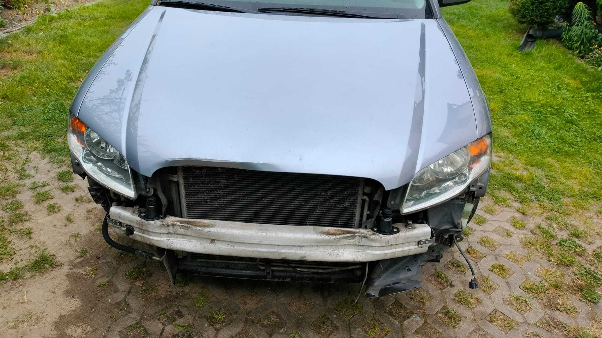 Maska Audi a4b7 ly7h trochę uszkodzona