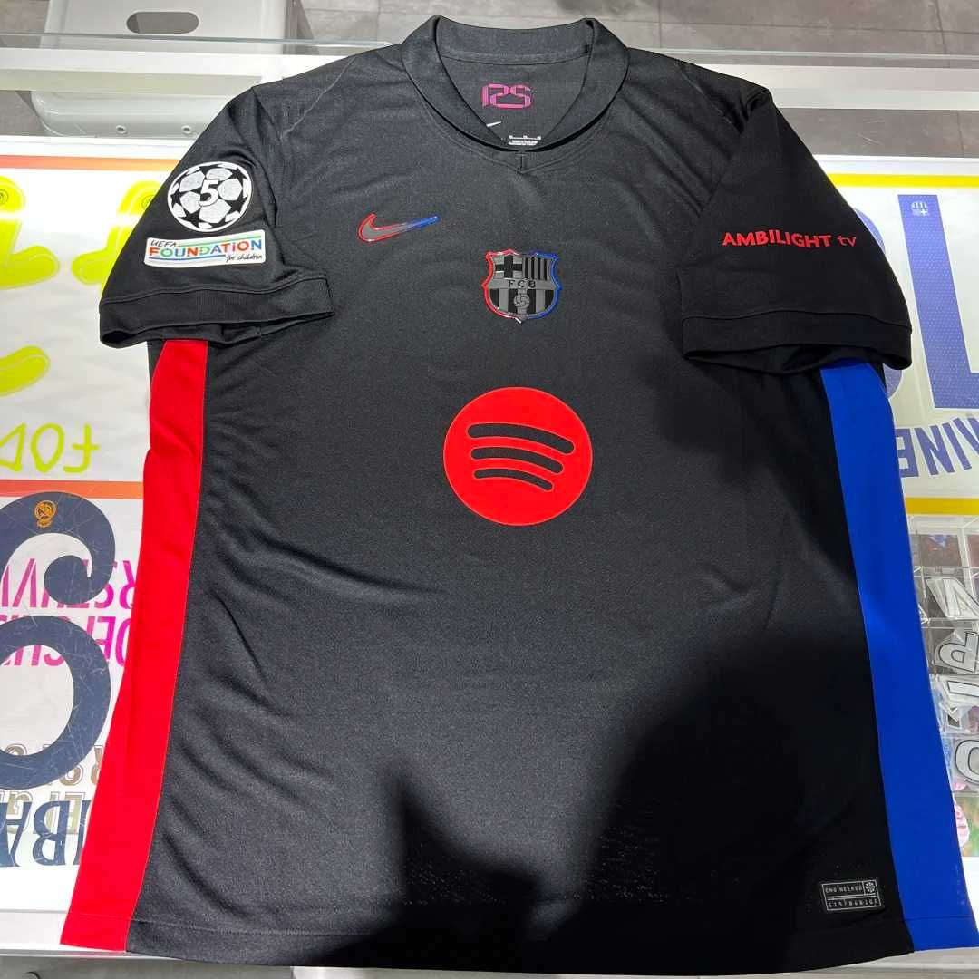 Nowa koszulka piłkarska FC Barcelona z nazwiskiem Lamine Yamal