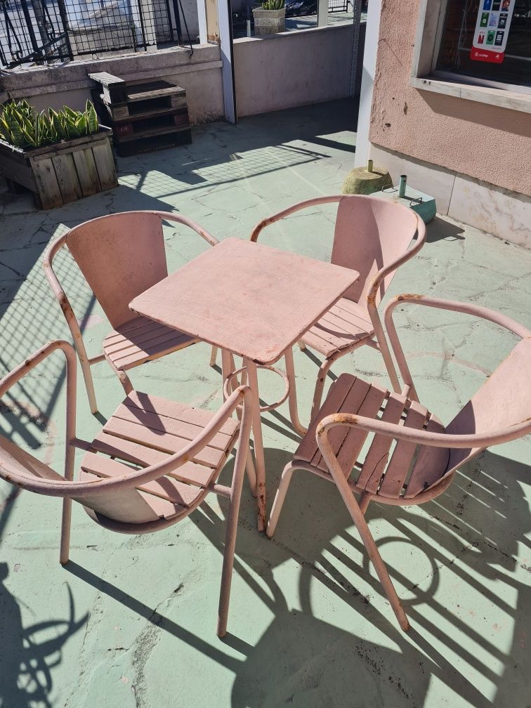 Conjunto de mesa e cadeiras de ferro
