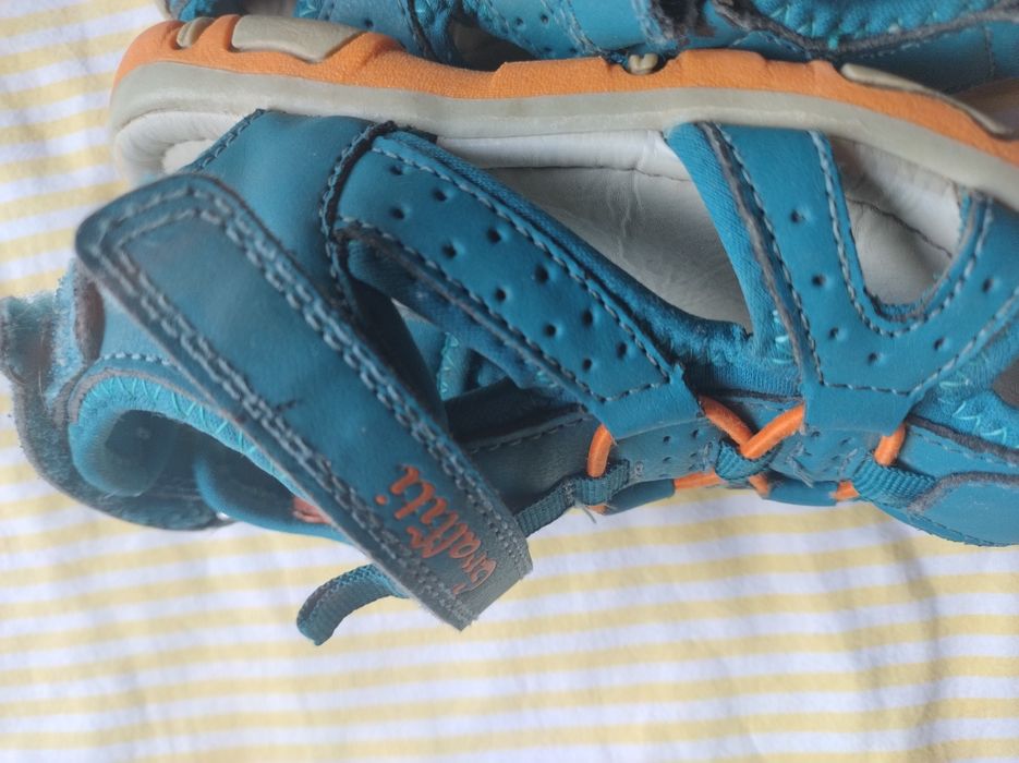 Sandały z zakrytymi czubkami Graffiti Roz 28